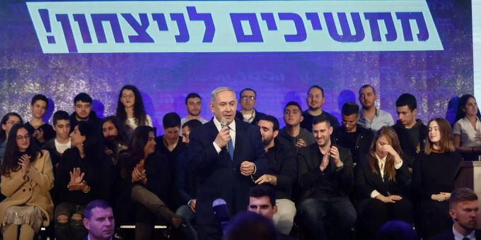 Benjamin Netanjahu (M), Ministerpräsident von Israel, nimmt an einer Veranstaltung anlässlich der 8. Nacht des jüdischen Festes Chanukka mit Anhängern und Ministern seiner Partei teil. Netanjahu bei der 8. Nacht des Festes Chanukka