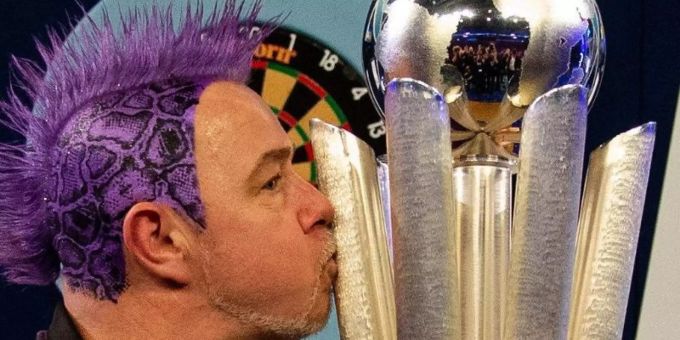 Der schottische Dartspieler Peter Wright herzt nach seinem Sieg die Sid-Waddell-Trophäe. Foto: Steven Paston/PA Wire/dpa Der schottische Dartspieler Peter Wright herzt nach seinem Sieg die Sid-Waddell-Trophäe. Foto: Steven Paston/PA Wire/dpa