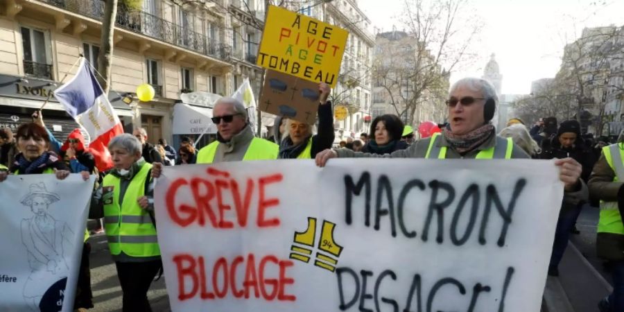 «Streik Blockade - Macron zieh Leine!» steht auf einem Banner