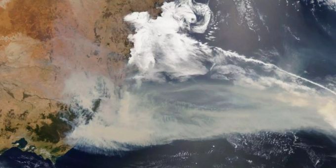 Eine vom NASA-Satelliten Terra aufgenommene Aufnahme mit dem Moderate Resolution Imaging Spectroradiometer (MODIS) zeigt dicken Rauch, der den Südosten Australiens entlang der Grenze von Victoria und New South Wales bedeckt. In den beiden bevölkerungsreichsten Staaten Australiens brennen gegenwärtig mehr als 200 Feuer. Auch in Westaustralien, Südaustralien und Tasmanien brennt es. australien