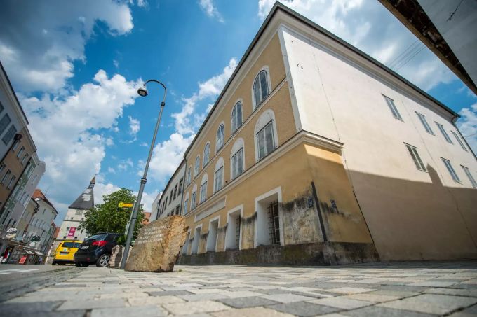 Das Geburtshaus von Adolf Hitler in Braunau am Inn soll künftig von der Polizei genutzt werden. Hitler-Geburtshaus soll künftig von der Polizei genutzt werden
