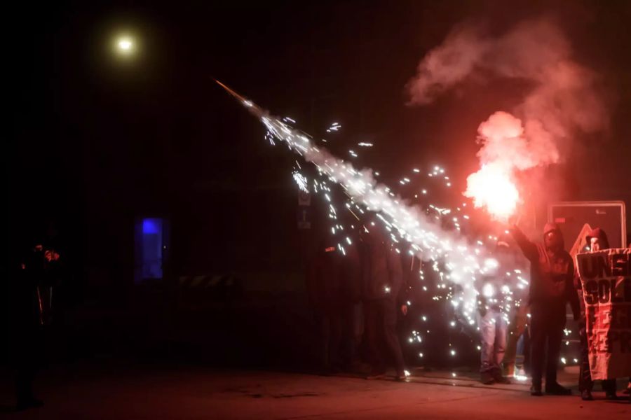 Laut der Kantonspolizei zündeten die Demonstranten Pyros und Knallkörper.