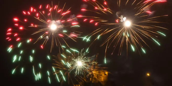 Mit Schutzbrille Oder Konfetti So Feiern Andere Lander Silvester