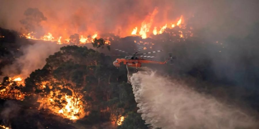 Brandbekämpfung vom Hubschrauber aus bei Bairnsdale