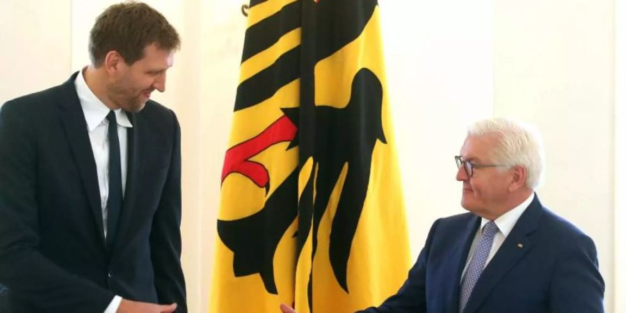 Bundespräsident Frank-Walter Steinmeier verlieh Dirk Nowitzki den Verdienstorden der Bundesrepublik Deutschland. Foto: Wolfgang Kumm/dpa