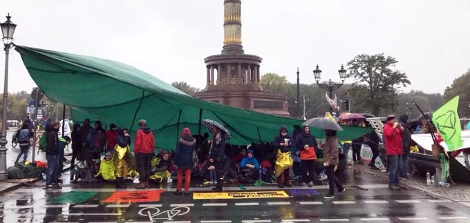 Auch bei schlechtem Wetter wird weiterdemonstriert. Vegan auch im Regen.