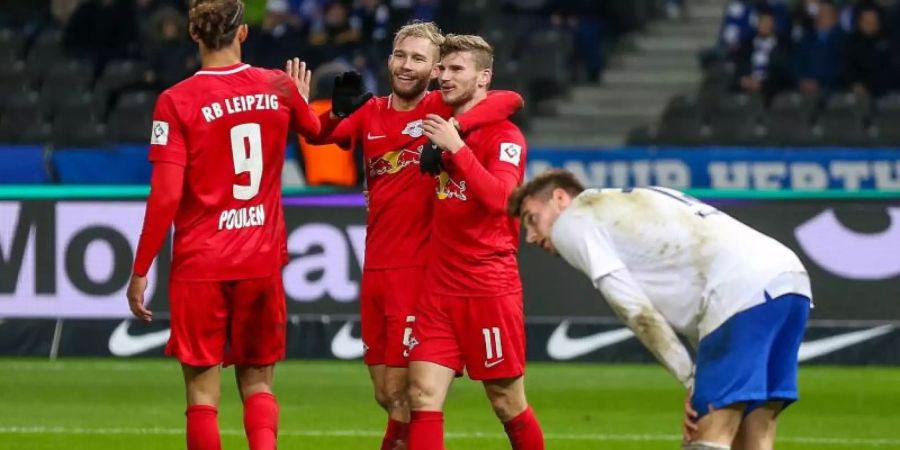 Timo Werner (r) jubelt mit Yussuf Poulsen (l) und Konrad Laimer über den Treffer zum 4:1 gegen Hertha BSC. Foto: Andreas Gora/dpa
