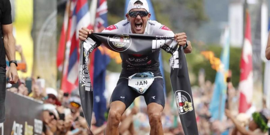 Ausserhalb vom Triathlon kann er sehr gut verlieren: Jan Frodeno. Foto: Marco Garcia/AP/dpa