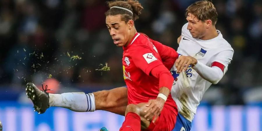 Zog sich im Spiel gegen RB Leipzig einen Nasenbeinbruch zu: Herthas Niklas Stark (r). Foto: Andreas Gora/dpa