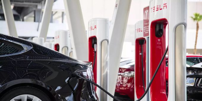 Ein Tesla wird in Las Vegas aufgeladen. tesla, inc.