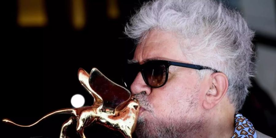 Pedro Almodóvar hat in Venedig den Goldenen Löwen für sein Lebenswerk bekommen. Foto: Claudio Onorati/ANSA/AP