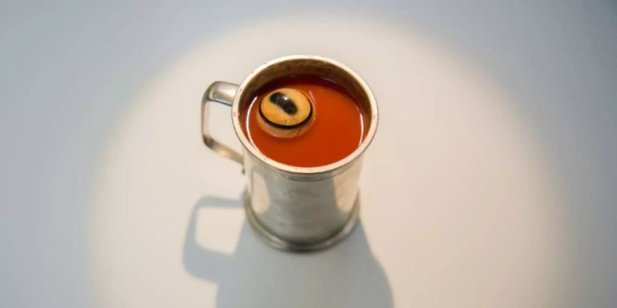 Ein Ausstellungsstück: Schafsauge in Tomatensaft