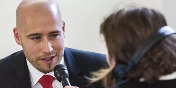 Jacques Marti, SP Kanton Glarus, Kandidat für den Nationalrat, gibt ein Interview nach seiner Wahlniederlage, anlässlich der Parlamentswahlen am Sonntag, 18. Oktober 2015 in Glarus.