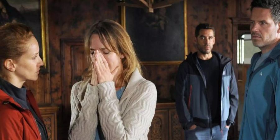 Marisa (Milena Dreissig) und Martin Born (Tim Bergmann, r) fürchten um das Leben ihrer entführten Tochter. Commissario Sonja (Chiara Schoras, l) und «Capo» Matteo Zanchetti (Tobias Oertel) übernehmen die Ermittlungen. Foto: ARD Degeto/Hans-Joachim Pfeiffer