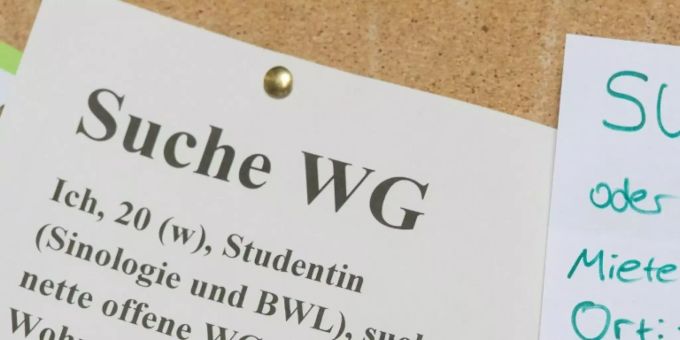 Wohnungsgesuche am Schwarzen Brett einer Uni Wohnungsgesuche am Schwarzen Brett einer Uni