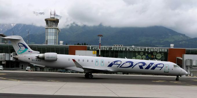 Eine Maschine der Fluggesellschaft Adria Airways steht am Flughafen Ljubljana (Archivbild). Adria Airways