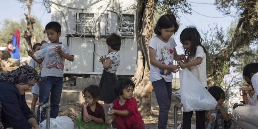 Die EU-Kommission fordert Deutschland und andere EU-Staaten auf, unbegleitete minderjährige Migranten aus den überfüllten griechischen Lagern aufzunehmen - auch wenn die allermeisten von ihnen keine Kinder, sondern Jugendliche sind. Foto: Socrates Baltagiannis/dpa