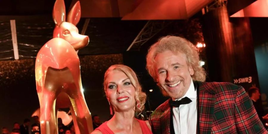 Thomas Gottschalk und Karina Mross bei der Bambi-Verleihung in Baden-Baden. Foto: Jens Kalaene/zb/dpa