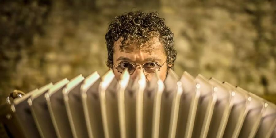 Ein Mann und sein Akkordeon: Simone Zanchini. Foto: Roberto Cifarelli/dpa