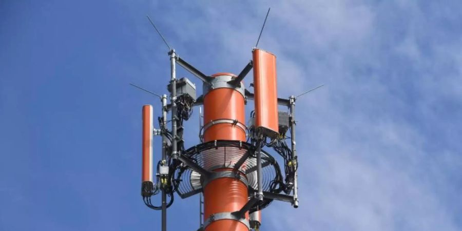 Ein Sendemast mit verschiedenen Antennen für den Mobilfunk. Foto: Stefan Sauer/zb/dpa