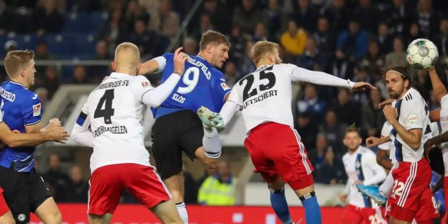 Torjäger Fabian Klos (3.v.l.) köpfte zum 1:1 für Bielefeld gegen den HSV ein. Foto: Friso Gentsch/dpa
