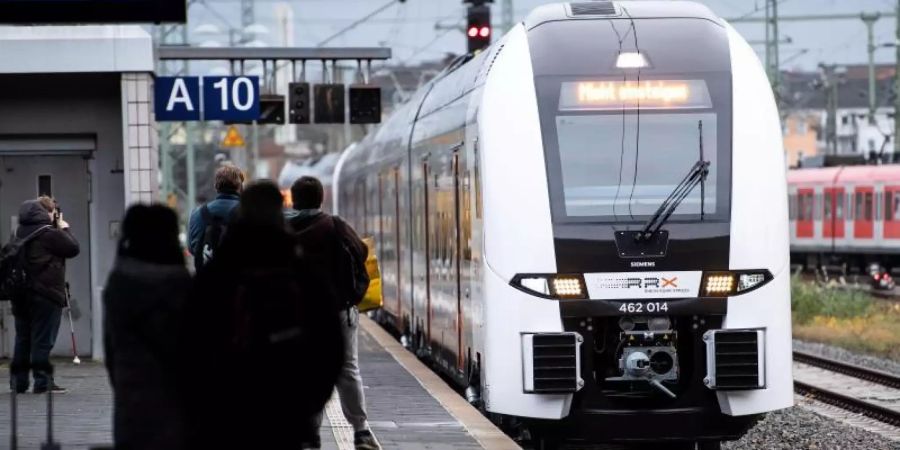 Ein RRX des privaten Bahnbetreibers Abellio fährt in den Hauptbahnhof ein. Für Zugreisende in Deutschland gibt es ein immer bunteres Angebot. Foto: Marius Becker/dpa