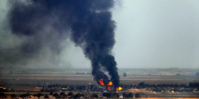 Rauch steigt über der syrischen Stadt Ras al-Ain auf, die zuvor durch die türkischen Streitkräfte bombardiert wurde. Militärischer Konflikt in Nordsyrien