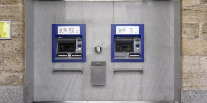 Eine unbekannte Täterschaft versucht einen Bankomaten gewaltsam zu öffnen. Täterschaft versucht Bankomaten gewaltsam zu öffnen.