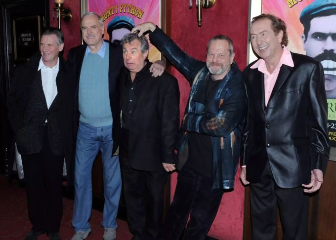 Die Mitglieder von Monty Python an einer Reunion 2009 in New York. Graham Chapman verstarb im Jahr 1989. monty python