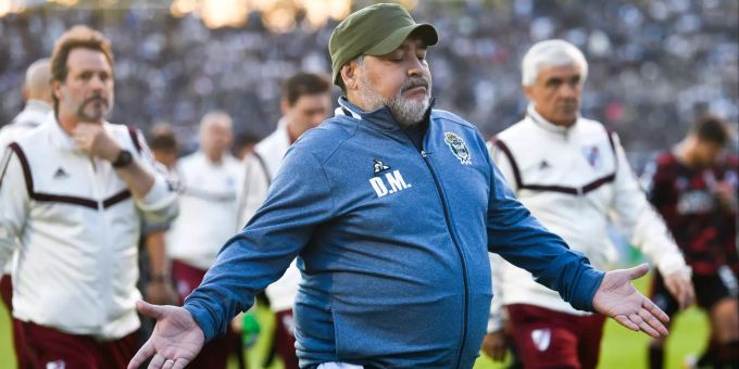Diego Maradona ist seit Anfang September Trainer bei Gimnasia y Esgrima La Plata. diego maradona