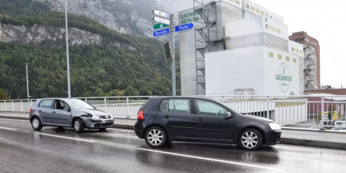 Kollision zwischen zwei Autos Kollision zwischen zwei Autos