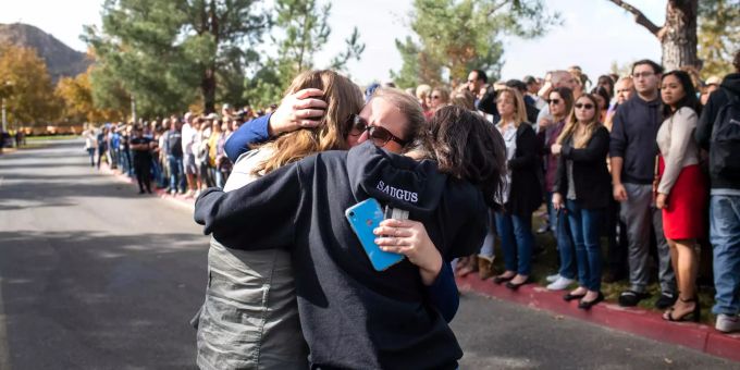 Schülerinnen umarmen vor der Saugus High School eine Angehörge. Schüsse in Schule in Kalifornien