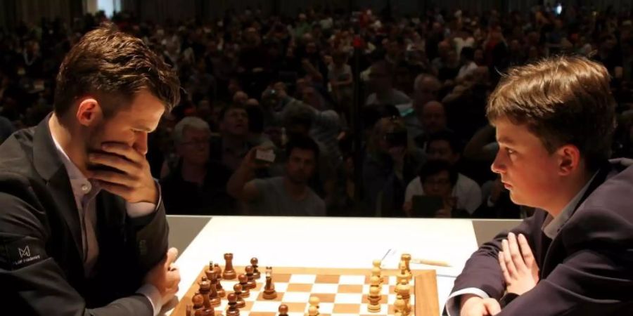 Vincent Keymer musste sich erst nach 6:45 Stunden Magnus Carlsen geschlagen geben. Foto: Georgios Souleidis/dpa