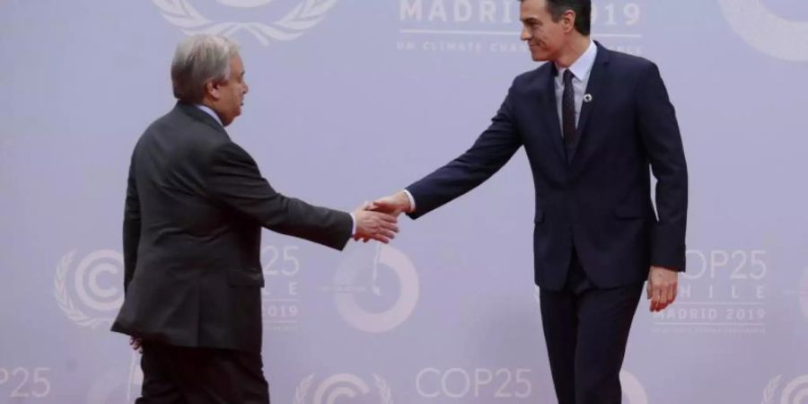 Pedro Sanchez (r), amtierender Ministerpräsident von Spanien, empfängt UN-Generalsekretär Antonio Guterres auf dem 25. UN-Klimakonferenz in Madrid. Foto: Andrea Comas/AP/dpa