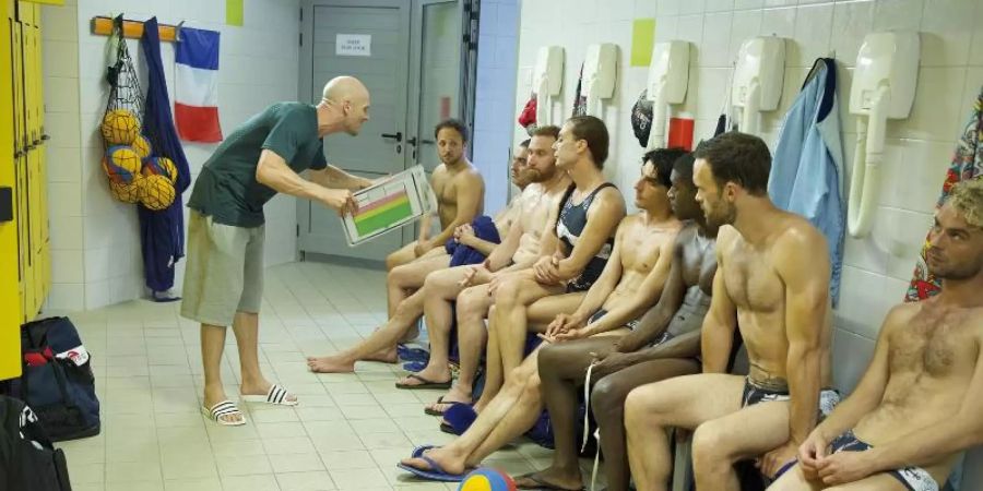 Matthias Le Goff (Nicolas Gob, l) trainiert das Amateur-Wasserballteam, damit es sich für die Gay Games in Kroatien qualifiziert. Foto: Carolina jaramillo Cossio/Salzgeber/dpa