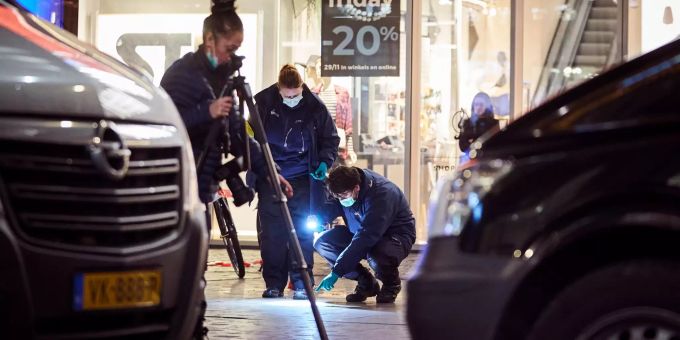 Forensik-Experten der Polizei suchen nach Hinweisen am Tatort. Im Zentrum von Den Haag hat am 29.11.2019 ein Mann mit einem Messer um sich gestochen und drei Menschen verletzt. Verletzte bei Messerangriff in Den Haag