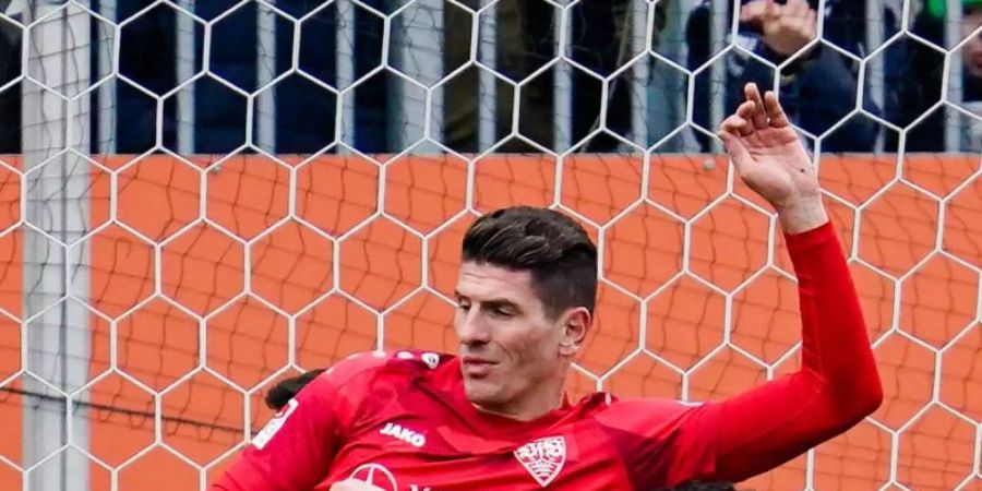 Nach drei aberkannten Tor im Spiel gegen den SV Sandhausen hader Mario Gomez vom VfB Stuttgart mit dem Videobeweis. Foto: Uwe Anspach/dpa