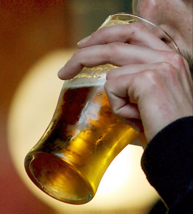 Ein Pubbesucher trinkt in London ein Bier. Im Kampf gegen das Pubsterben im Vereinigten Königreich fordert die britische Getränke- und Gaststättenbranche eine niedrigere Biersteuer. Forderung vor britischer Wahl: Niedrigere Biersteuer