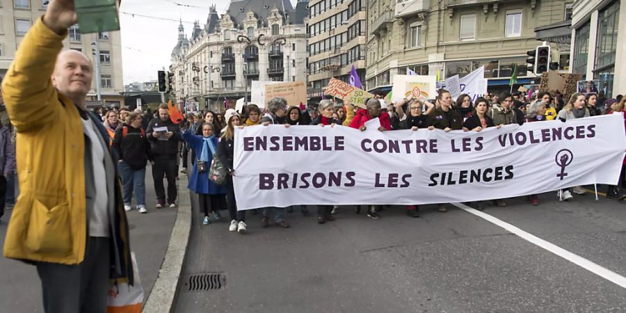 «Gemeinsam gegen die Gewalt, brechen wir das Schweigen», steht auf dem Transparent des Waadtländer Kollektivs für den Frauenstreik, das den Demonstrationszug in Lausanne anführte.