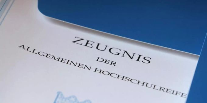 Ein bayerisches Zeugnis der Allgemeinen Hochschulreife aus dem Jahr 2015 liegt auf einem Tisch. Foto: Karl-Josef Hildenbrand/dpa Zeugnis