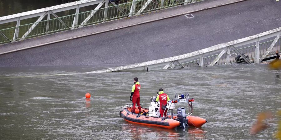 Suspension bridge collapse in south west France