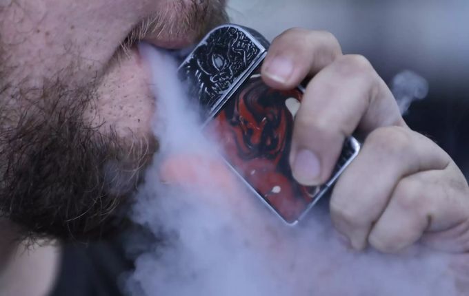 Mehr als 40 Todesfälle fallen auf die E-Zigis zurück. Donald Trump Vaping