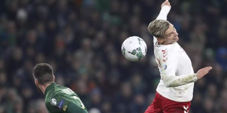 Dänemarks Jens Styger-Larsen (r) und der Ire Edna Stevens kämpfen um den Ball. Foto: Peter Morrison/AP/dpa