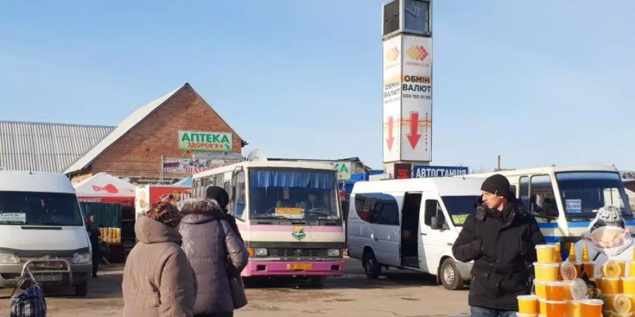 An einem Kontrollpunkt zwischen dem ukrainischen Regierungsgebiet und der Separatistenregion Luhansk floriert der Handel. Foto: Ulf Mauder/dpa