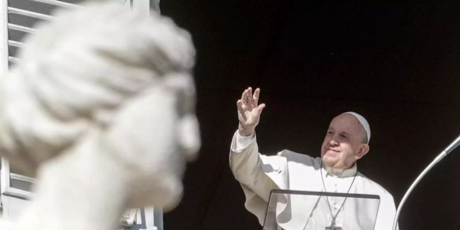 Papst Franziskus überbringt seinen Segen während er am zweiten Weihnachtsfeiertag das Angelusgebet spricht. Foto: Andrew Medichini/AP/dpa