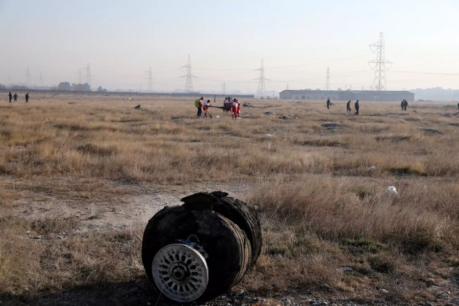 Trümmer eines Flugzeugs nach einem Flugzeugabsturz am Rande von Teheran.