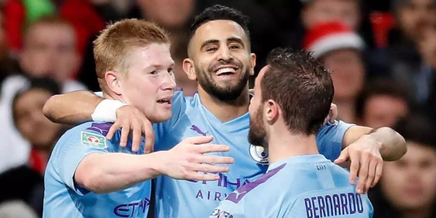 Riyad Mahrez (M) von Man City feiert mit seinen Teamkollegen Kevin De Bruyne (l) und Bernardo Silva den zweiten Treffer seines Teams. Foto: Martin Rickett/PA Wire/dpa