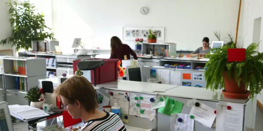 62'000 Personen arbeiten an Schweizer Hochschulen, eine pro vier Studierende. Die Personalkosten machen zwei Drittel des Aufwands im tertiären Bildungssektor aus. (Symbolbild)