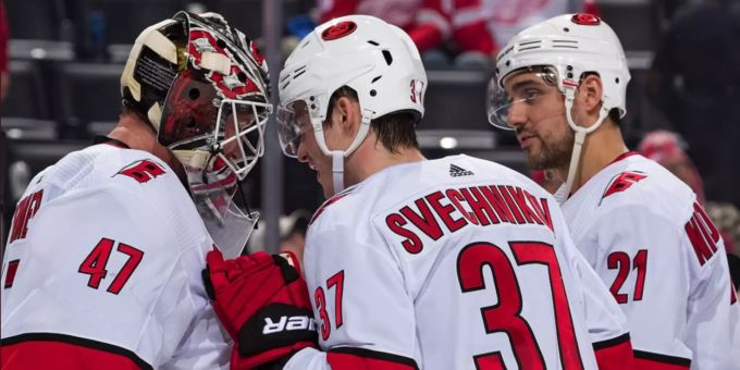 Nino Niederreiter (r.) gratuliert Goalie James Reimer zu dessen Shutout. NHL