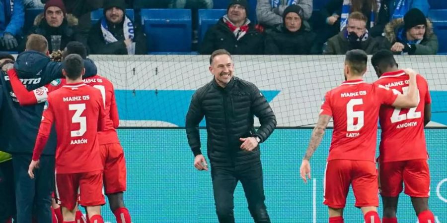 Besser hätte das Trainer-Debüt für Achim Beierlorzer (M) bei Mainz 05 nicht laufen können. Foto: Uwe Anspach/dpa